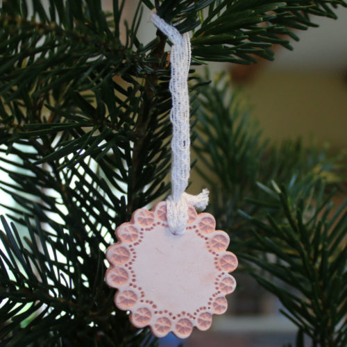 Weihnachtsrosette mit Spitzenband