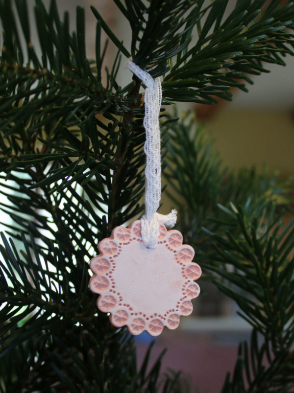 Weihnachtsrosette mit Spitzenband