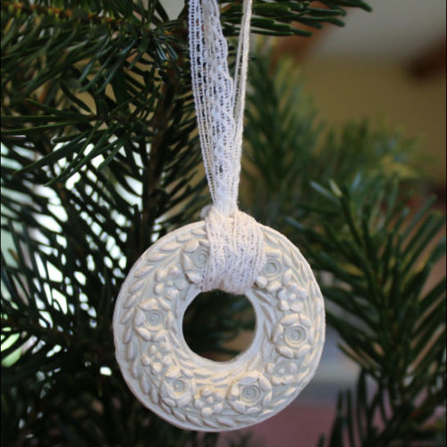 Weihnachtskranz mit Spitzenband