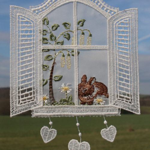 Fensterrahmen mit kleinen Hasen