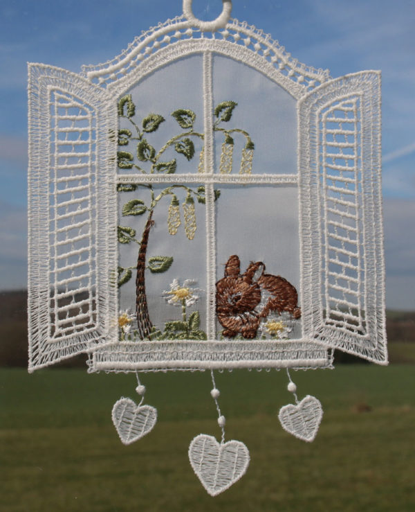 Fensterrahmen mit kleinen Hasen