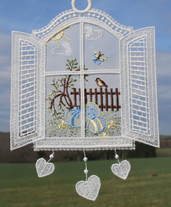 Fensterrahmen Blaue Eier am Zaun
