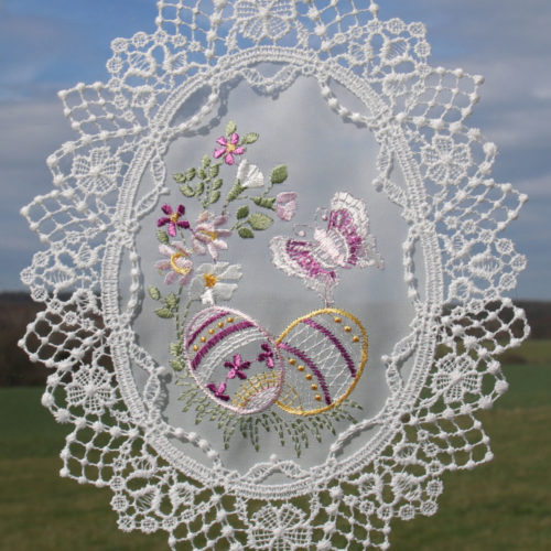 Fensterbild Ostereier mit Schmetterling